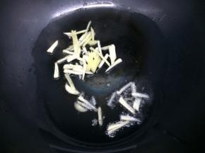 炒锅里加入适量的油烧热后，将姜蒜丝放入锅中炒香