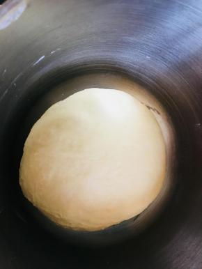 把除黄油和盐的其他材料混合成团，加入黄油和盐，揉至出手摸。进行基础发酵。大概一个小时左右