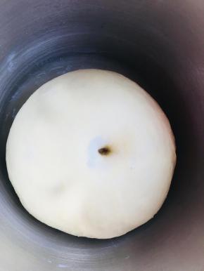 手指沾粉戳洞，不塌陷不回缩即完成发酵。