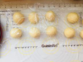 面团排气，分割成大概50克一个的小面团。滚圆，覆盖保鲜膜松弛15分钟。