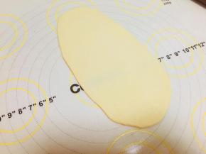 松弛好后，取面团，压扁，擀成牛舌状。