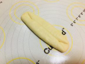 将左右两侧向中间对折。