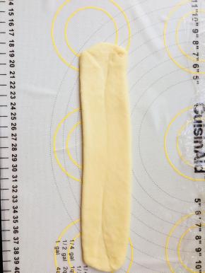 压扁后擀长，擀时力量要持续的往一侧。不要回来擀。