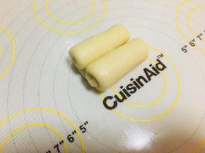 将两头掀起向中间卷。