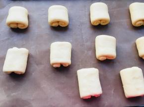 翻过来，放置于烤盘上，进行第二次发酵。放进烤箱，放一杯温水即可。