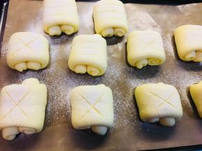 发酵至2倍大，表面筛些粉，用刀划口。