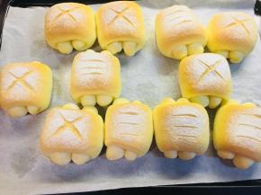 出炉摊凉即可。密封保存。它会一直软下去。