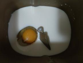 鸡蛋牛奶先放入面包机。