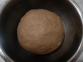 启动揉面程序15分钟，揉成不粘手的柔软面团即可。盖保鲜膜放入冰箱冷藏1小时。