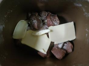 冷藏好的面团减小块加入黄油和酵母，揉30分钟。