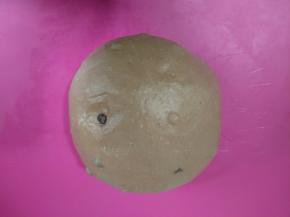 揉匀的面团盖保鲜膜松弛15分钟。