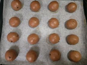 分成16份，每份45克左右，滚圆，放入烤盘。