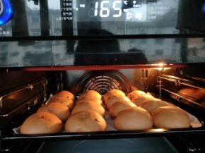 入预热好的烤箱165度烤18分钟。8分钟左右注意盖锡纸。