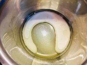 首先将玉米油，牛奶以及蛋黄用糖放入容器中。手抽充分搅拌，乳化。