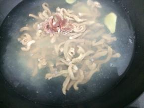 锅里加入适量的水，料酒和姜片，在把猪心放入锅中焯水去除血水