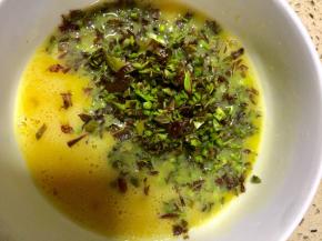 放入剁碎的椿芽