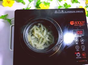 准备一个煲，将煲里放水，空心粉放入煮熟