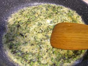 晃动锅和利用勺子将蛋液摊圆