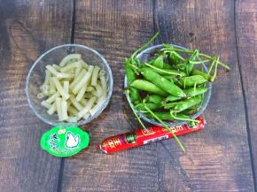 将空心粉，青豆，火腿，鸡肉味浓汤宝准备好