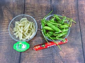 将空心粉，青豆，火腿，鸡肉味浓汤宝准备好