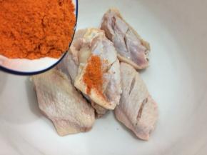 然后将腌料放入鸡翅中