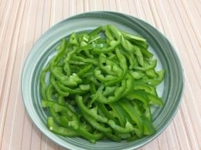 青椒洗净去籽，然后切成丝