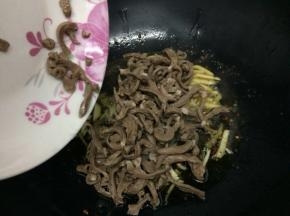 在倒入焯好的猪心炒五分钟
