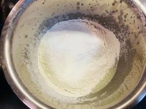 待表面没有油花，容器中液体略显浓稠后，完成乳化，筛入低粉与玉米淀粉。这里请将低粉和玉米淀粉事先混合。