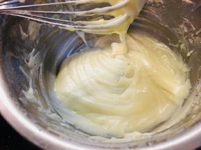 用Z字法将低粉与乳化后的液体搅拌充分，没有颗粒，表面光滑。