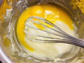 加入蛋黄Z字搅拌均匀后，加入香草精华搅拌均匀。