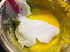 取三分之一蛋白加入蛋黄糊中。翻拌均匀。再降混合好的面糊倒回蛋白中。翻拌均匀。