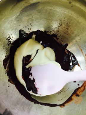 将面糊分成2部分，取其中一部分与冲开的可可粉翻拌均匀。