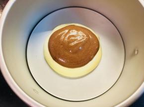 用一个勺子，取一勺原味面糊放于模具中心位置。再取一勺可可面糊置于原味面糊上，以此类推。它会自己流动开。放的时候慢一些。