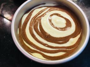 待所以面糊全部放完。震荡模具震出气泡