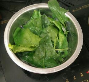 菠菜焯一下水，捞出加入适量水用料理机打成菠菜汁。