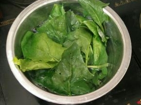 菠菜焯一下水，捞出加入适量水用料理机打成菠菜汁。