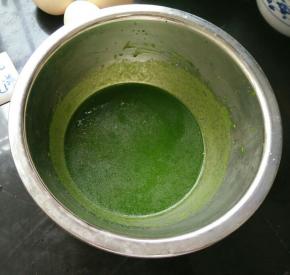 取60克菠菜汁加入玉米油，搅打均匀。