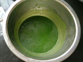 取60克菠菜汁加入玉米油，搅打均匀。