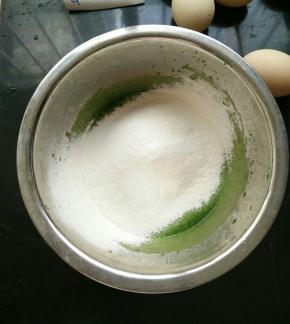 筛入低筋面粉，搅拌均匀。