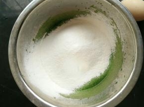 筛入低筋面粉，搅拌均匀。