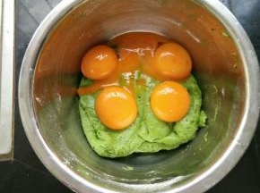 加入蛋黄。