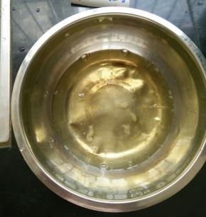 蛋清加入几滴醋，用打蛋器打发。