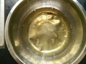 蛋清加入几滴醋，用打蛋器打发。