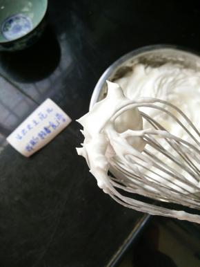 分三次加入白糖，一直打到干性泡发，提起打蛋器有小直角。