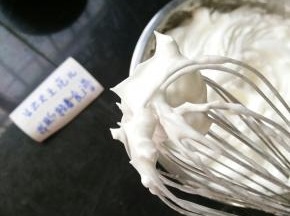 分三次加入白糖，一直打到干性泡发，提起打蛋器有小直角。