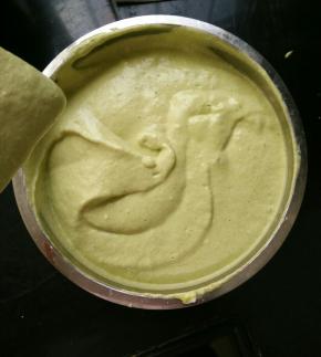 重新倒回蛋白糊里，继续翻拌至顺滑。