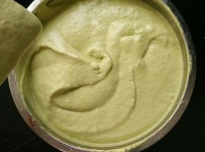 重新倒回蛋白糊里，继续翻拌至顺滑。