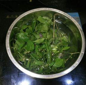 染色草洗干净，煮20~30分钟。