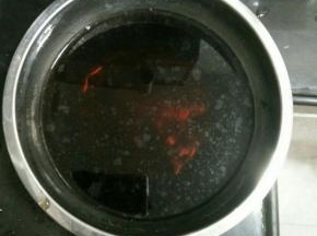 把染色草捞出，留下水凉凉至50度左右。