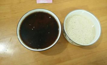 糯米洗干净，倒入热水的水，泡一个晚上。(我分了一部分做白色的)